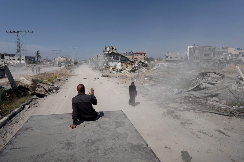Palestinians return to Khan Younis to inspect the homes they abandoned amid the Israeli attacks.