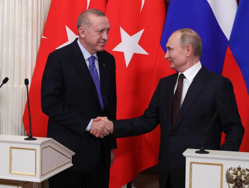 epa08272926 Russian President Vladimir Putin (R) and Turkish President Recep Tayyip Erdogan (L) shake hands during a joint news conference following their talks in the Kremlin in Moscow, Russia, 05 March 2020. Russia and Turkey agreed to a ceasefire in Syrian Idlib starting  from 06 March.  EPA/MICHAEL KLIMENTYEV / SPUTNIK / KREMLIN POOL MANDATORY CREDIT