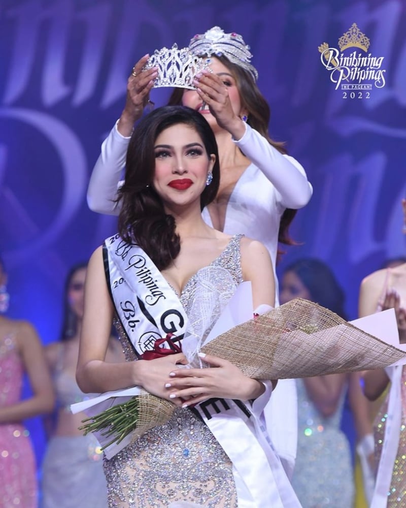 Chelsea Fernandez is crowned as the new Binibining Pilipinas Miss Globe by Maureen Montagne.