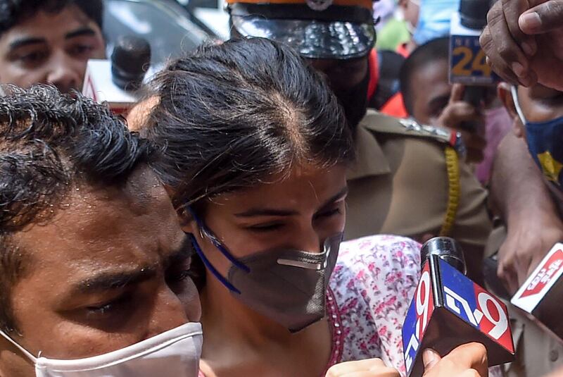 Bollywood actress Rhea Chakraborty (C) arrives at the Narcotics Control Bureau (NCB) office for enquiry regarding Sushant Singh Rajput case, in Mumbai on September 6, 2020.  / AFP / Punit PARANJPE                      
