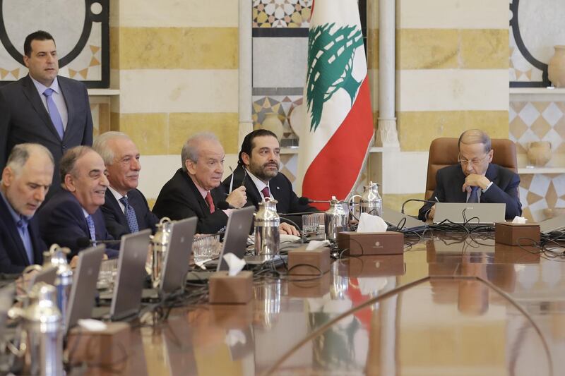 Lebanese President Michel Aoun (R) and Prime Minister Saad Hariri (2nd R) attend a cabinet meeting at the presidential palace of Baabda, east of the capital Beirut, on December 5, 2017. / AFP PHOTO / JOSEPH EID