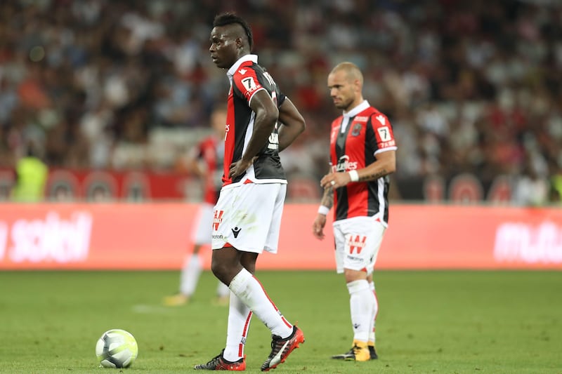 Nice's Italian forward Mario Balotelli (L) and Nice's Dutch midfielder Wesley Sneijder (R) stand on the pitch during the French L1 football match Nice (OGCN) vs Guingamp (EAG) on August 19, 2017 at the "Allianz Riviera" stadium in Nice, southeastern France. / AFP PHOTO / VALERY HACHE