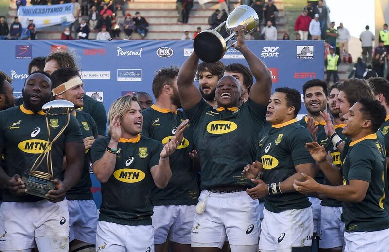 SALTA, ARGENTINA - AUGUST 10: Players of South Africa lift the Rugby Championship 2019 Trophy after winning a match between Argentina and South Africa as part of The Rugby Championship 2019 at Padre Ernesto Martearena Stadium on August 10, 2019 in Salta, Argentina. (Photo by Marcelo Endelli/Getty Images)