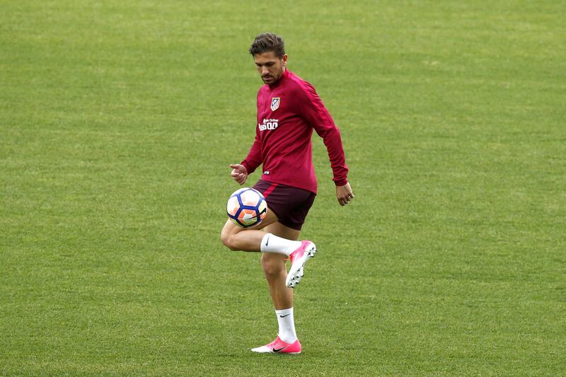 epa05925835 Atletico Madrid's Italian midfielder Alessio Cerci during the training of the team held at Vicente Calderon stadium in Madrid, Spain on 24 April 2017 on the eve of their Primera Division soccer match against Villarreal.  EPA/KIKO HUESCA *** Local Caption *** 53475897