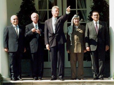 (FILES) A file photo taken on September 13, 1995 shows (L-R) Jordan's King Hussein, Israeli Prime Minister Yitzhak Rabin, US President Bill Clinton, PLO Chairman Yasser Arafat and Egyptian President Hosni Mubarak tour the White House Rose Garden on September 13, 1995 before ceremonies for the signing of an Israeli-PLO agreement on Palestinian autonomy in the West Bank.  Egypt's former long-time president Hosni Mubarak died on February 25, 2020, at the age 91 at Cairo's Galaa military hospital, his brother-in-law General Mounir Thabet told AFP. / AFP / - / J. DAVID AKE
