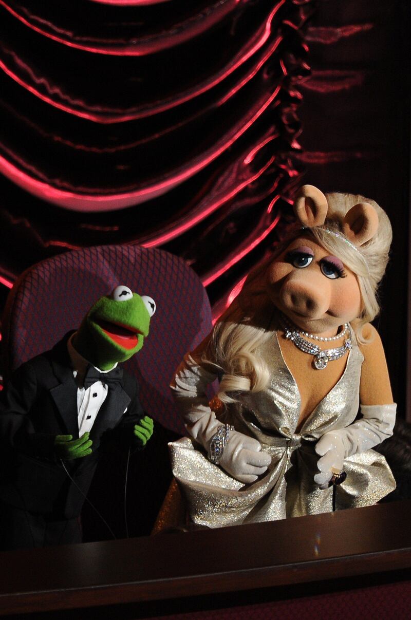 Kermit the frog and Miss Piggy onstage the ceremony of the 84th Annual Academy Awards on February 26, 2012 in Hollywood, California. AFP PHOTO Robyn BECK
