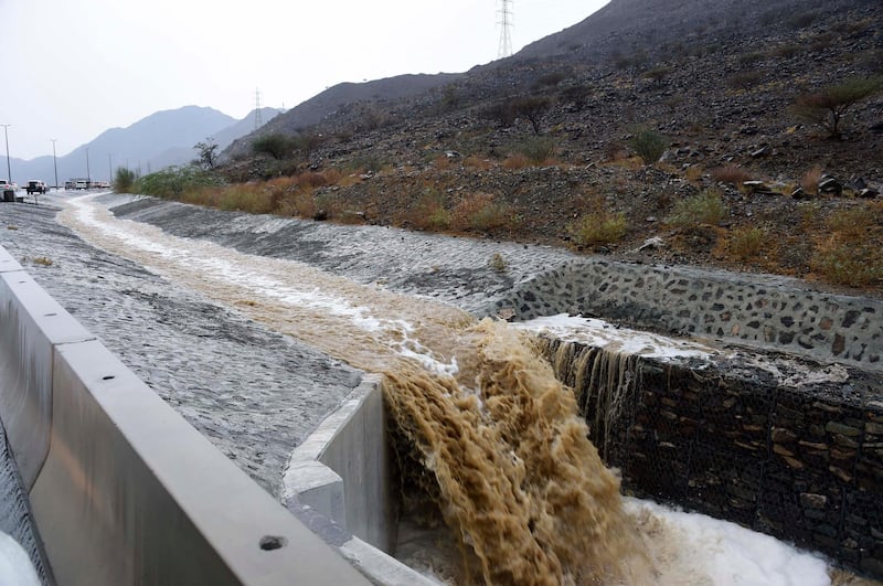 SHARJAH, 28th October, 2018 (WAM) -- Rainfall averaged between moderate and heavy affected Fujairah, Khorfakkan, Kalba and the eastern coast cities, resulting in rushing water in the valleys and plateaus, and flooding on roads and low-lying areas. Wam