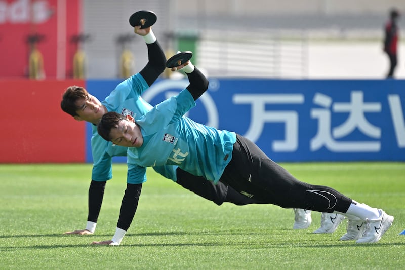 South Korea's goalkeepers Kim Seung-gyu, front, and Song Bum-keun take part in a training session on Saturday. AFP