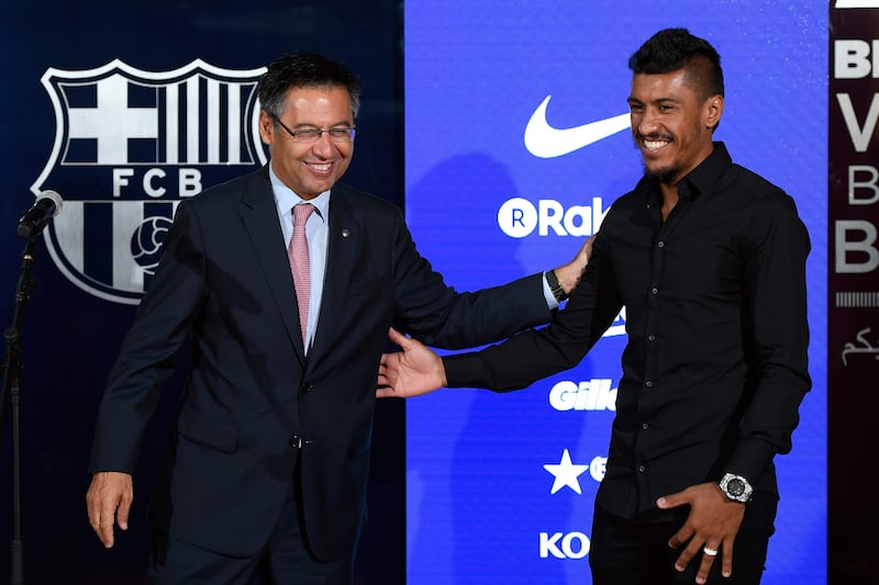 Barcelona's new Brazilian football player Paulinho poses with Barcelona's president Josep Maria Bartomeu during his official presentation. Lluis Gene / AFP