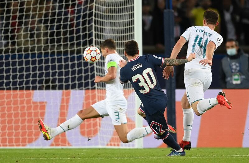 Lionel Messi shoots against Manchester City. EPA