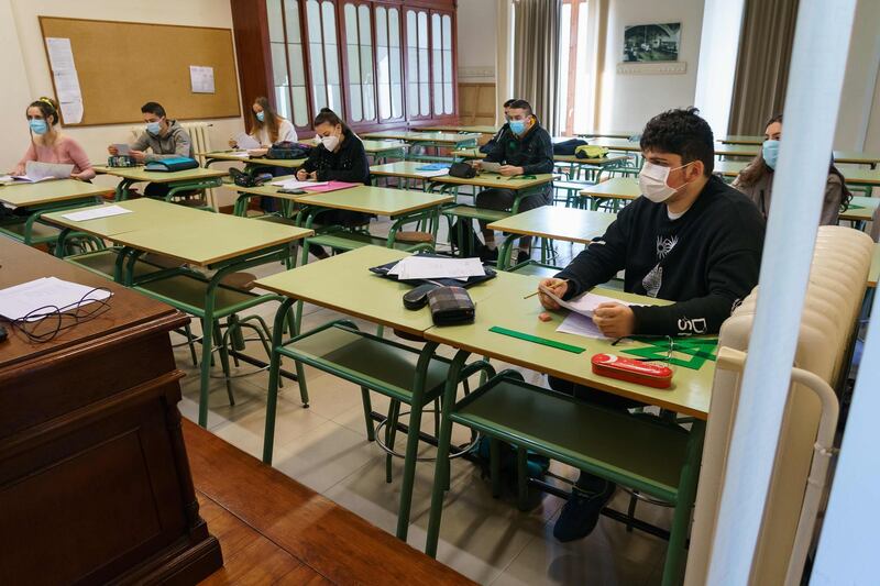 Students wearing face masks attend class at the Lopez de Mendoza Institute in Burgos after the reopening of schools in the community of Castilla y Leon on June 18, 2020 as Spain eases lockdown measures taken to curb the spread of the COVID-19 disease caused by the novel coronavirus. / AFP / CESAR MANSO
