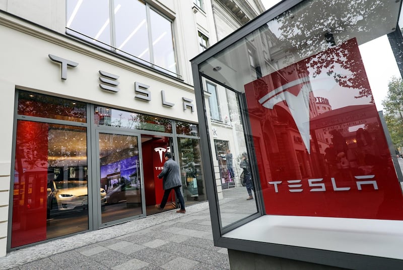 epa08175864 (FILE) - A man walks into a Tesla showroom in Berlin, Germany, 13 November 2019 (reissued 29 January 2020). Tesla is to publish their 4th quarter 2019 results on 29 January 2020.  EPA/FELIPE TRUEBA *** Local Caption *** 55628220