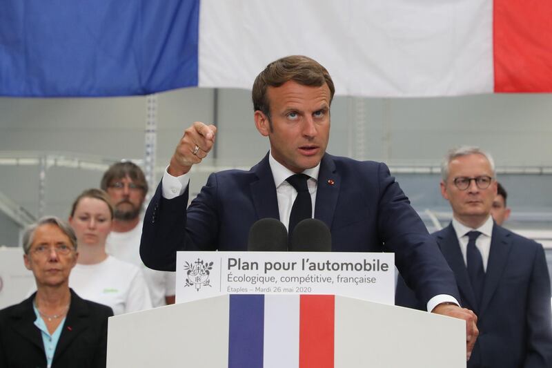 TOPSHOT - French President Emmanuel Macron delivers a speech flanked by French Economy and Finance Minister Bruno Le Maire (R) and French Minister for the Ecological and Inclusive Transition Elisabeth Borne (L) after a visit to a factory of manufacturer Valeo in Etaples, near Le Touquet, northern France on May 26, 2020 as part of the launch of a plan to rescue the French car industry.  / AFP / POOL / Ludovic MARIN
