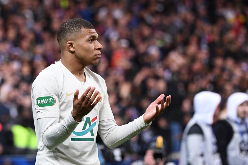 Paris Saint-Germain's French forward Kylian Mbappe leaves the pitch after receiving a red card during the French Cup final football match between Rennes (SRFC) and Paris Saint-Germain (PSG), on April 27, 2019 at the Stade de France in Saint-Denis, outside Paris. / AFP / Martin BUREAU
