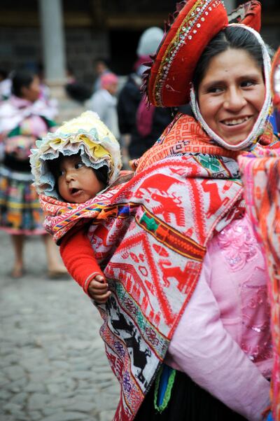 A woman with a little girl at a market in Cusco, Peru. Pixabay