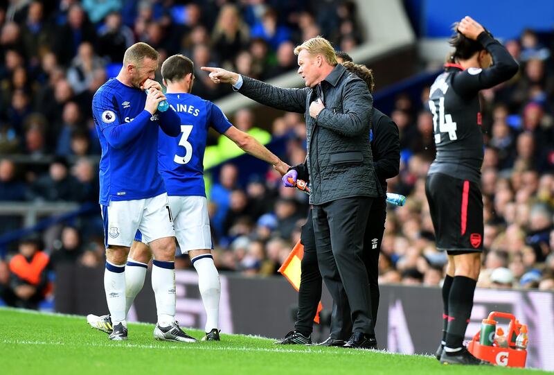 LIVERPOOL, ENGLAND - OCTOBER 22: Ronald Koeman, Manager of Everton speaks to Leighton Baines of Everton and Wayne Rooney of Everton during the Premier League match between Everton and Arsenal at Goodison Park on October 22, 2017 in Liverpool, England.  (Photo by Tony Marshall/Getty Images)
