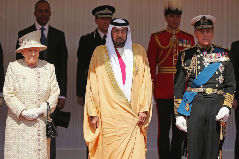 Britain's Queen Elizabeth II (L) and her husband Prince Philip (R) stand next to the President of the United Arab Emirates Sheikh Khalifa bin Zayed al-Nahayan during a Ceremonial Welcome in the town of Windsor, west of London, on April 30, 2013. The President began a two day State Visit to Britain Tuesday where he is also expected to meet with British Prime Minister David Cameron. AFP PHOTO/Dan Kitwood/POOL
 *** Local Caption ***  019732-01-08.jpg