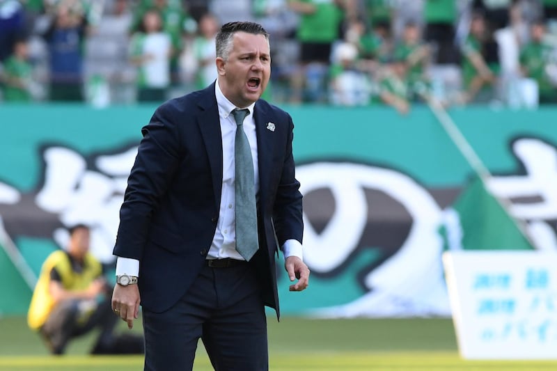 CHOFU, JAPAN - MAY 11: (EDITORIAL USE ONLY) Gary John White, coach of Tokyo Verdy looks on during the J.League J2 match between Tokyo Verdy and Avispa Fukuoka at Ajinomoto Stadium on May 11, 2019 in Chofu, Tokyo, Japan. (Photo by Masashi Hara/Getty Images)