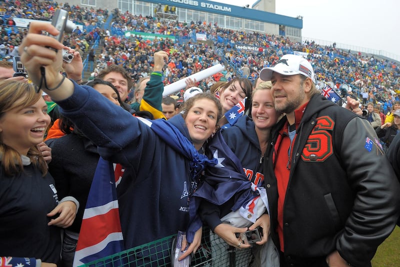 Actor Russell Crowe has his picture taken with fans prior to the Australia Day Challenge match between South Sydney Rabbitohs and Leeds Rhinos at Hodges Stadium on January 26, 2008 in Jacksonville, Florida. (Photo by Scott A. Miller/Getty Images)  AFP  =FOR NEWSPAPER, INTERNET, TELCOS AND TELEVISION USE ONLY=