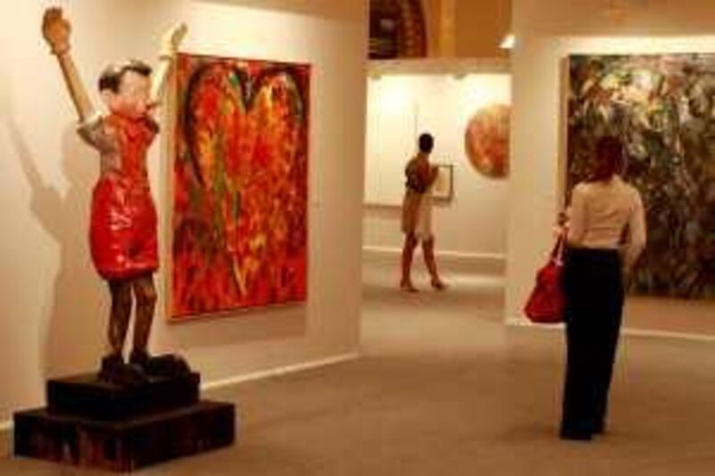 Abu Dhabi - 17th November  ,  2008 -Members of the public look at collections at the  preview for the art paris art fair,Emirates Palace    ( Andrew Parsons  /  The National ) *** Local Caption ***  ap00-1711-paris art.jpgap00-1711-paris art.jpg