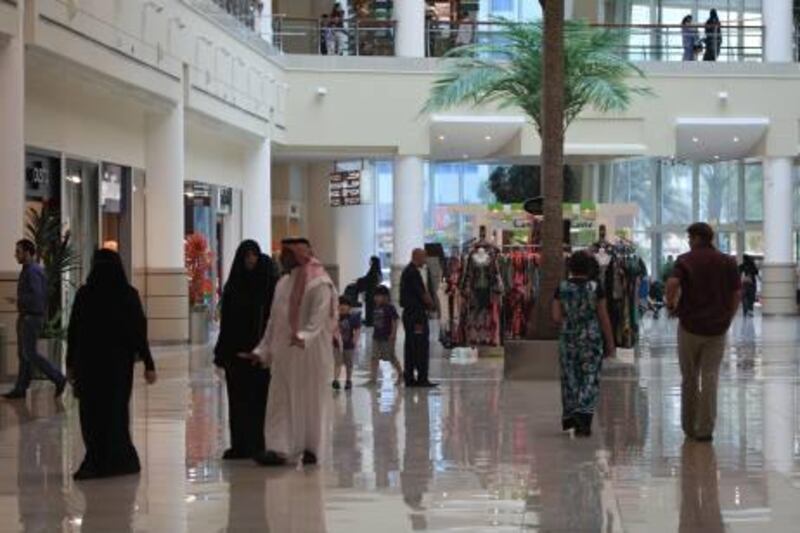 ABU DHABI - 14APRIL2011 - People shopping at Al Wahda mall in Abu Dhabi. Ravindranath K / The National