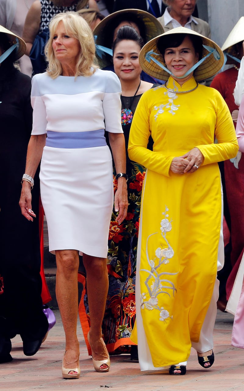 epa04853880 Jill Biden (L), wife of U.S. Vice President Joe Biden is accompanied by Vietnam's First Lady Mai Thi Hanh (right) during her visit to the  Van Mieu temple of literature in Hanoi, Vietnam 20 July 2015. Mrs Biden is on a two day visit to the country  EPA/LUONG THAI LINH