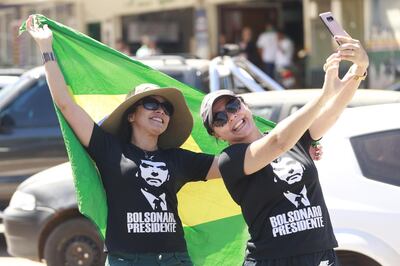 epa06999650 Supporters of candidate to the presidency of Brazil for the Liberal Social Party (PSL), Jair Bolsonaro, participate in a campaign event in Brasilia, Brazil, 05 September 2018. The Presidential elections will take place in the country in October.  EPA/JoÃ©dson Alves