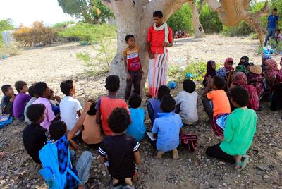Displaced Yemeni children attend an open air class in the shade of a tree in the district of Abs in the northern Hajjah province, on November 4, 2020.  / AFP / ESSA AHMED
