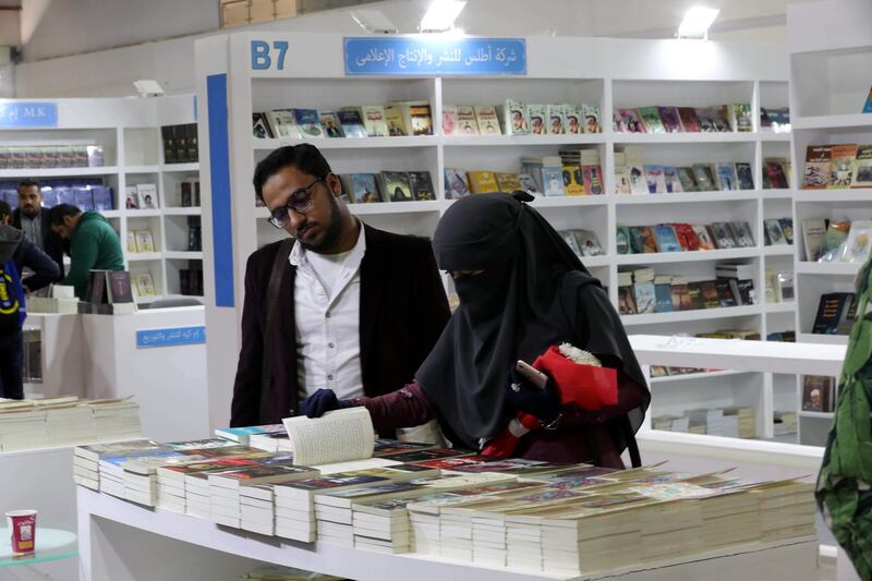 epa07311598 Visitors browse books during the 50th Cairo International Book Fair at Egypt International Exhibition Center, Cairo, Egypt, 23 January 2019. Some 1273 publishers from 35 countries are participating in the 50th edition of Cairo International Book Fair in the period between 22 January and 05 February 2019.  EPA/KHALED ELFIQI