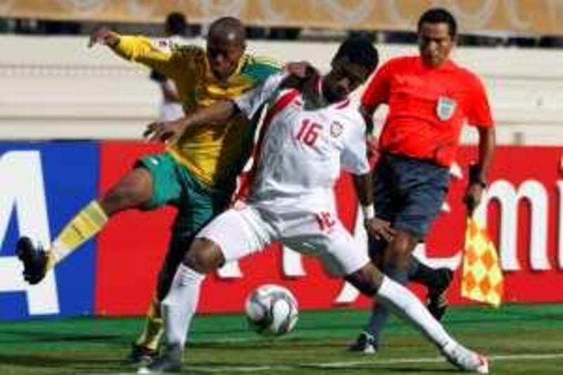 Mohammed Fayez of United Arab Emirates (R) is challenged by Thulani Serero of South Africa (L) during their FIFA U-20 World Cup group F soccer match in Alexandria September 27, 2009. REUTERS/Tarek Mostafa (EGYPT SPORT SOCCER) *** Local Caption ***  EGY09_SOCCER-_0927_11.JPG