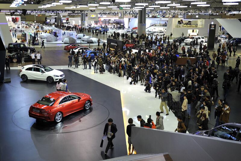 Visitors gather at a Mercedes-Benz display during a press preview of the Seoul Motor Show in Goyang, north of Seoul, on March 28, 2013. South Korea's largest international auto show will open on March 29, with all Korean car manufacturers showing their latest cars and concepts amongst the 384 companies from 14 countries taking part in the event. AFP PHOTO / JUNG YEON-JE
 *** Local Caption ***  794980-01-08.jpg