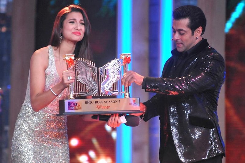 Indian Bollywood actor Salman Khan presents the Bigg Boss Season 7 reality television series winner's trophy to Indian model and actress Gauhar Khan in Mumbai on December 28, 2013. AFP / STR