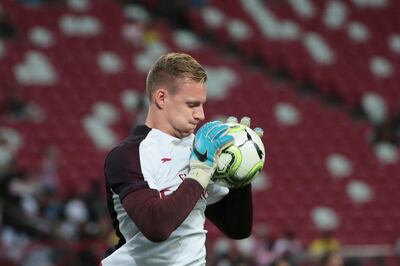 epa06911538 Arsenal's goalkeepr Bernd Leno catches the ball during a warm up session before the International Champions Cup match between Arsenal FC and Atletico de Madrid at the National Stadium in Singapore, 26 July 2018.  EPA/WALLACE WOON