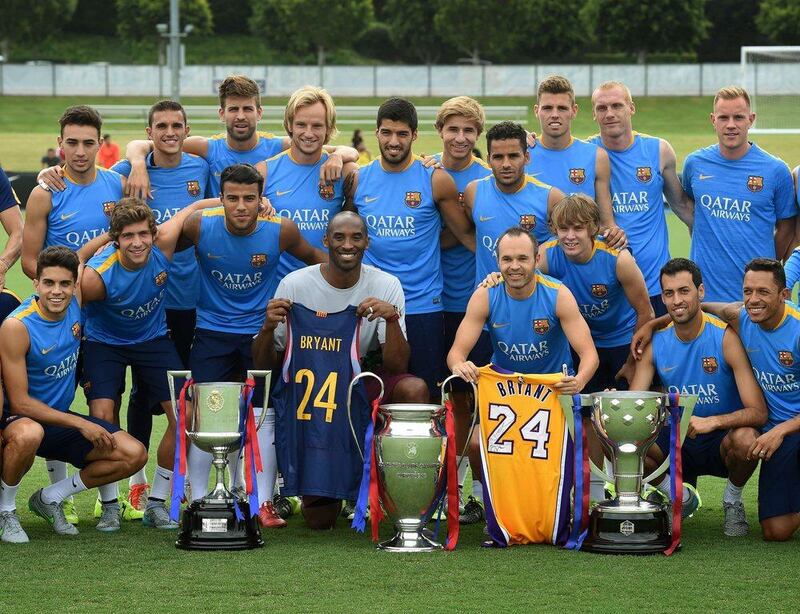 LA Lakers basketball star Kobe Bryant and Barcelona take a grou photo on Monday as Barca stop in Southern California as part of their US tour. Mark Ralston / AFP
