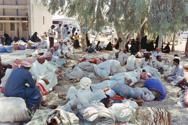 Picture taken on August 14, 1990 at Ruwaished showing Arab refugees from different countries waiting for the permission to return to their homelands at the Iraq-Jordan border checkpoint as thousands of foreigners flee the war in Iraq and Kuwait. (Photo by Nabil ISMAIL / AFP)