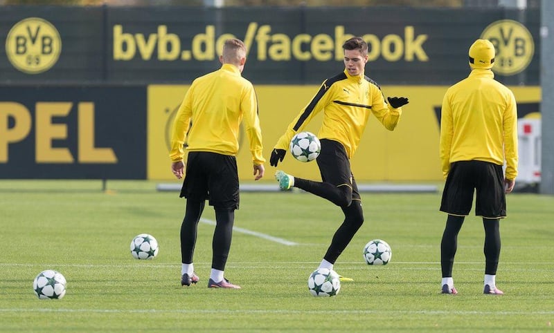 Borussia Dortmund’s Julian Weigl, centre, attends training. Guido Kirchner / DPA / AFP