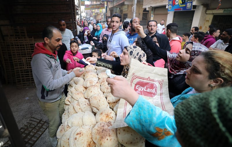 epa08341826 Egyptians throng to buy bread from a bakery in the Shobra district of Cairo, Egypt, 03 April 2020.  Egyptian authorities have imposed a two-week-long curfew, starting on 25 March, during which all public transportation in the city is suspended due to the ongoing pandemic of the Covid-19 disease caused by the SARS-CoV-2 coronavirus.  EPA/KHALED ELFIQI