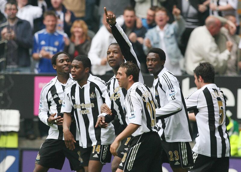 Newcastle United's Titus Bramble (C) celebrates his goal against Chelsea with team mates during their English Premier League soccer match at St James Park in Newcastle, northern England, May 7, 2006. NO ONLINE/INTERNET USE WITHOUT A LICENCE FROM THE FOOTBALL DATA CO LTD. FOR LICENCE ENQUIRIES PLEASE TELEPHONE +44 207 298 1656.  REUTERS/Nigel Roddis