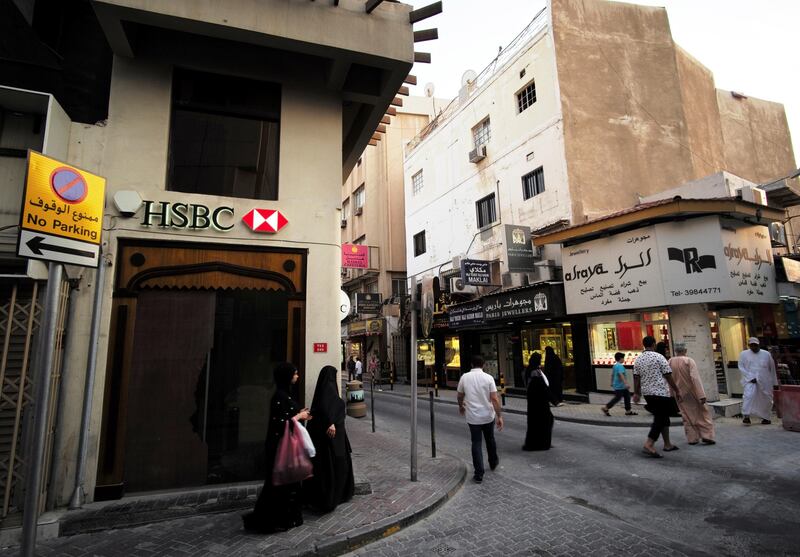 Women dressed in traditional Abayas explore the local souq near a HSBC bank branch in downtown Manama, Bahrain, September 9, 2017. REUTERS/Hamad I Mohammed