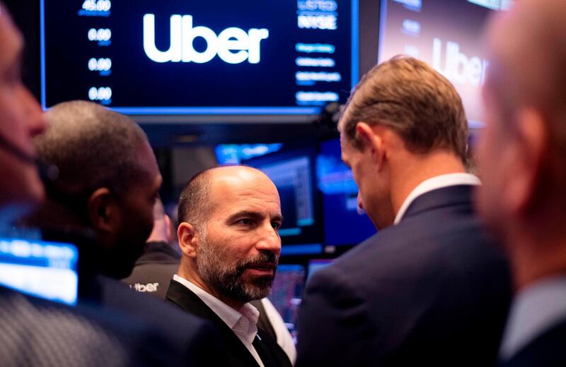 Uber CEO Dara Khosrowshahi talks to traders after the opening bell during his ride sharing companie's IPO at the New York Stock Exchange (NYSE) May 10, 2019 on Wall Street in New York City.  / AFP / Johannes EISELE
