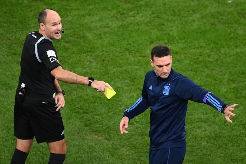 Argentina manager Lionel Scaloni argues with Spanish referee Antonio Mateu after assistant coach Walter Samuel was shown a yellow card. AFP