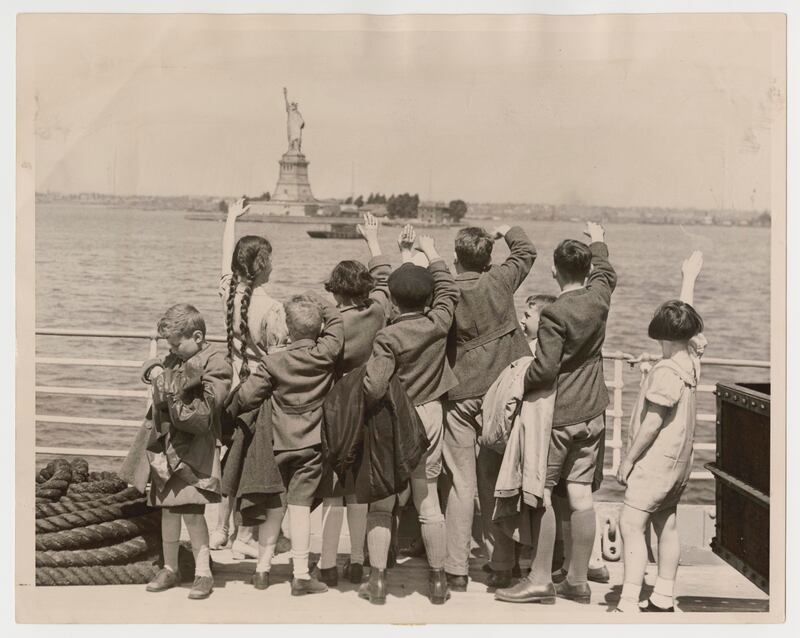 Children looking at Statue of Liberty, June 4, 1939. Photo: US Holocaust Memorial Museum