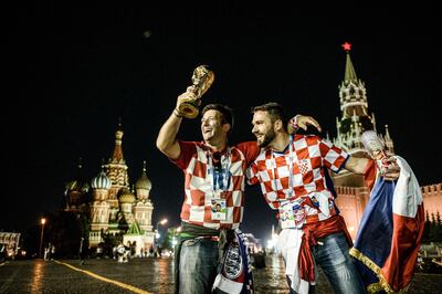TOPSHOT - Croatia's supporters celebrate their team victory at Red Square in Moscow early on July 12, 2018 after the Russia 2018 World Cup football tournament semi-final match between England and Croatia. / AFP / Konstantin CHALABOV

