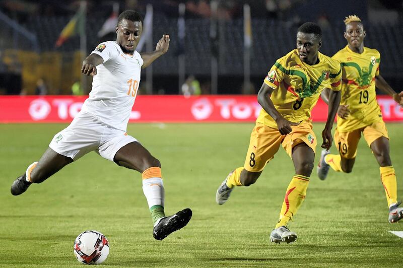 Ivory Coast's forward Nicolas Pepe (L) kicks the ball during the 2019 Africa Cup of Nations (CAN) Round of 16 football match between Ivory Coast and Mali at the Suez Stadium in the north-eastern Egyptian city on July 8, 2019. (Photo by Khaled DESOUKI / AFP)