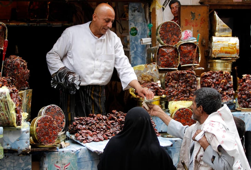 A vendor displays dates at the dates market in Sanaa, as Muslims prepare for the fasting month of Ramadan,  the holiest month in the Islamic calendar, July 7, 2013.  REUTERS/Mohamed al-Sayaghi (YEMEN ) *** Local Caption ***  SAN02_YEMEN-_0707_11.JPG