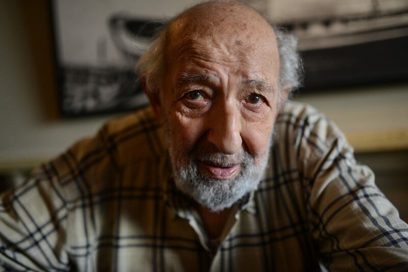 CORRECTION / This photo taken on July 7, 2015 shows legendary Turkish photographer Ara Guler posing at Ara Cafe in Istanbul. Legendary Turkish photographer Ara Guler, famed for iconic images of Istanbul which captured almost three quarters of a century of the city's history, has died aged 90 on October 17, 2018, state media said. / AFP / Ozan KOSE
