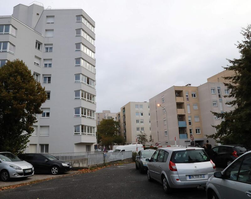 A picture taken on October 3, 2018 in Creil shows the appartment building (R) where escaped prisoner Redoine Faid was arrested in the morning. )Faid was arrested with one of his brothers, two men and a woman,  a little more than three months after his escape by helicopter from the prison of Reau (Seine-et-Marne). according to a source close to the investigation,  / AFP / JACQUES DEMARTHON
