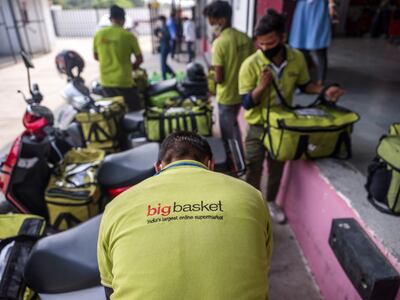 Delivery riders load their electric scooters with orders in Noida, Uttar Pradesh. Early moves into EV fleets in India were plagued by poor designs that couldn’t withstand monsoon rains and notoriously bumpy roads. Photo: Bloomberg