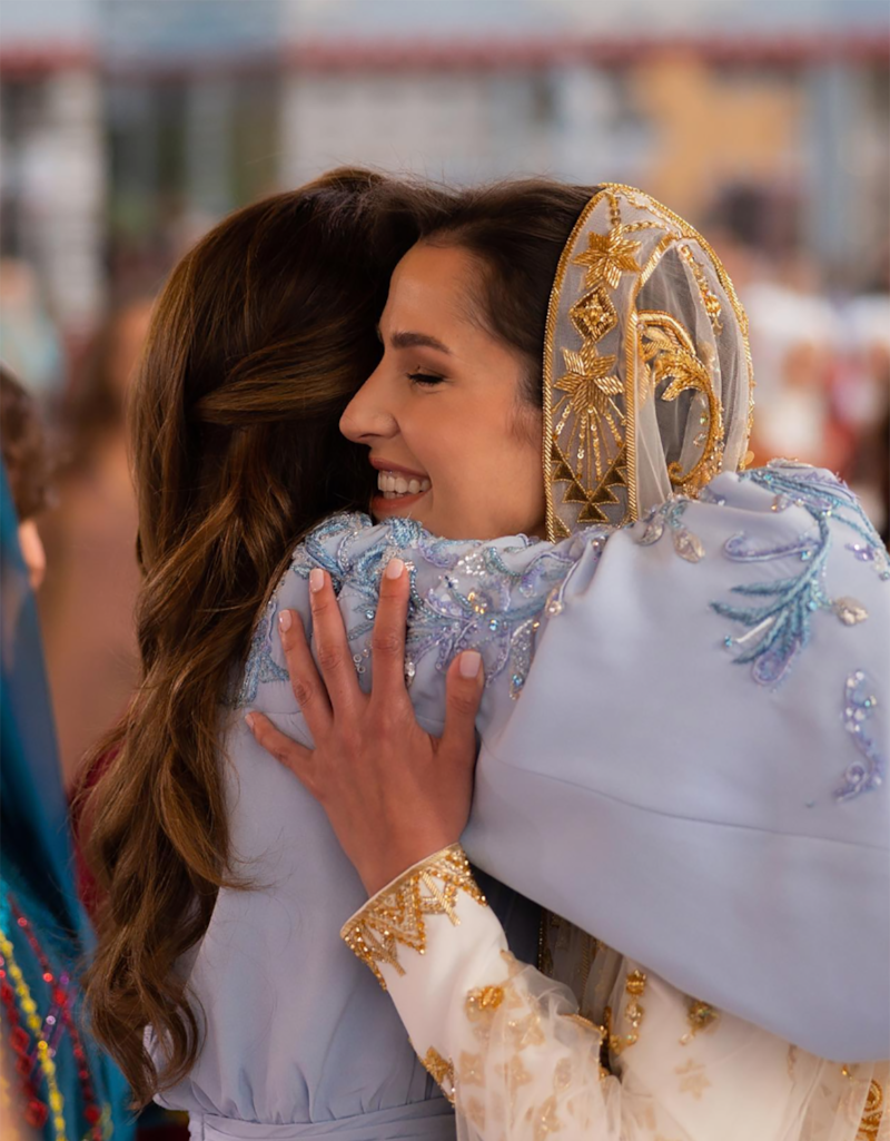Queen Rania embraces her future daughter-in-law