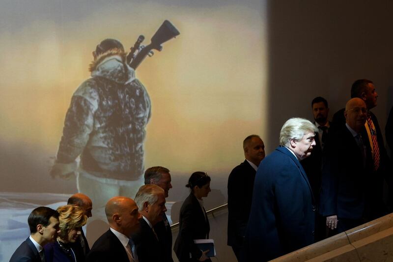 TOPSHOT - US President Donald Trump (R), Secretary of State Rex Tillerson (5L), Jared Kushner (L), son-in-law and senior adviser to US President, and other members of his delegation arrive for the World Economic Forum (WEF) annual meeting in Davos, eastern Switzerland, on January 25, 2018. / AFP PHOTO / Fabrice COFFRINI